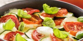 Fresca insalata caprese: prendi una mozzarella, i pomodorini, una zucchina, del basilico fresco e la cena è servita