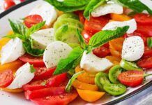 Caprese di bufala ai 3 pomodorini, servila a temperatura ambiente, la offendi se la metti in frigo