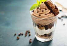 Cheesecake al cioccolato in bicchiere ti bastano 3 ingredienti e 10 minuti, il dessert sarà in tavola!