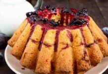 Ciambellone ai frutti di bosco e yogurt si scioglie in bocca, il successo è garantito