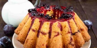 Ciambellone ai frutti di bosco e yogurt si scioglie in bocca, il successo è garantito