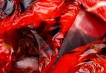 Come arrostire i peperoni senza accendere il forno, trucchetto geniale delle nonne