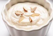 Hai mai assaggiato la crema alle mandorle su una fetta di pane, ma la puoi gustare anche fredda con un cucchiaino Hai mai assaggiato la crema alle mandorle su una fetta di pane, ma la puoi gustare anche fredda con un cucchiaino