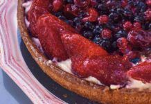 Crostata di biscotti alla crema di latte e frutta, per l’estate è proprio quello che ci vuole Crostata di biscotti alla crema di latte e frutta 30072023 ricettasprint