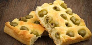 Focaccia alle olive baresane, mettici una patata sarà sofficissima