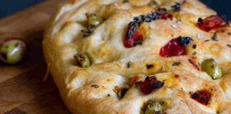 Focaccia olive e pomodori ti insegno come farla morbida e in poco tempo