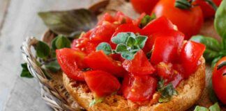 Friselle al pomodoro come le fanno in Puglia, la ricetta ti sconvolgerà