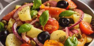 Ricetta riciclo, con qualche euro prepara l'insalata di patate alla siciliana, più buona se mangiata fredda