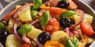 Ricetta riciclo, con qualche euro prepara l'insalata di patate alla siciliana, più buona se mangiata fredda