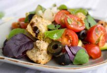 Insalata di pomodri con crostini croccanti e olive nere 09072023 ricettasprint