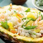 Insalata di riso fredda esotica con gamberetti avocado e ananas: stasera fai scintille!