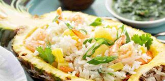 Insalata di riso fredda esotica con gamberetti avocado e ananas: stasera fai scintille!