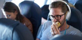 Quali sono i cibi da mangiare in aereo e da mettere nel bagaglio a mano