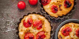 Mini focaccia al forno con pomodorini la serata prenderà una piega diversa, metterai il buon umore a tutti