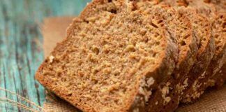Pane in cassetta ai cereali rustico e soffice, buono a colazione o a merenda