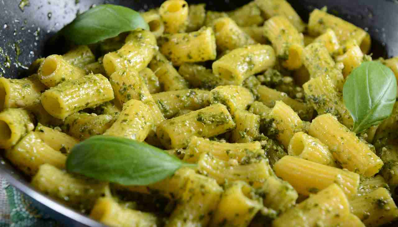 Pasta al pesto di basilico e noci, ancora più saporita e gustosa