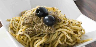 Pasta al pesto di olive, provala a pranzo, sarà un successo e pronta in un attimo