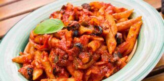 Pasta con melanzane e pancetta, risolvi il pranzo con solo 3 ingredienti