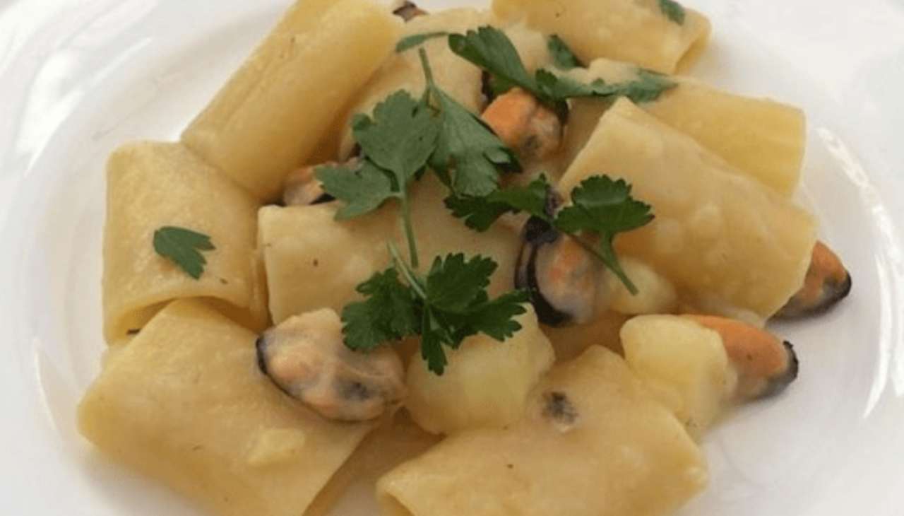 Aggiungi le cozze alle patate, metti della provola affumicata, una bella manciata di parmigiano e butta la pasta