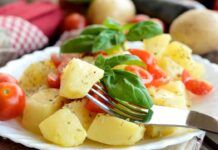 Patate e pomodori freddi un contorno che si sposa con tutto, prova questa ghiottoneria