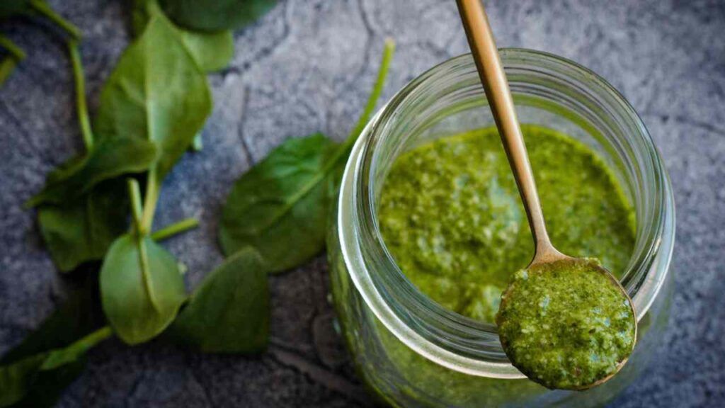 Pesto fatto in casa senza pinoli e aglio, senti qui che robetta
