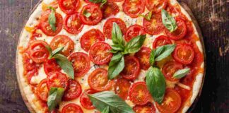 Pizza al grano saraceno ai tre pomodorini, croccante e leggera: sarà un successone!