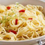 Spaghetti aglio olio e peperoncino, la vera ricetta laziale da fare subito e non spendi un euro