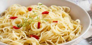 Spaghetti aglio olio e peperoncino, la vera ricetta laziale da fare subito e non spendi un euro