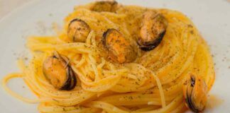 Compra un kg di cozze, cuoci 350 g di pasta, prepari uno spaghetto leggero in soli 10 minuti