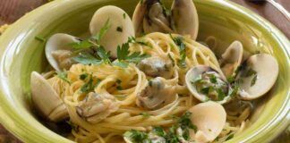 Spaghetti alle vongole affumicate, non crederai al connubio fantastico, ricettina da chef stellati