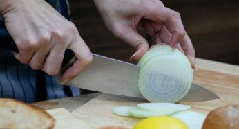 Tagliare la cipolla è uno stress: prova con il trucco della candela