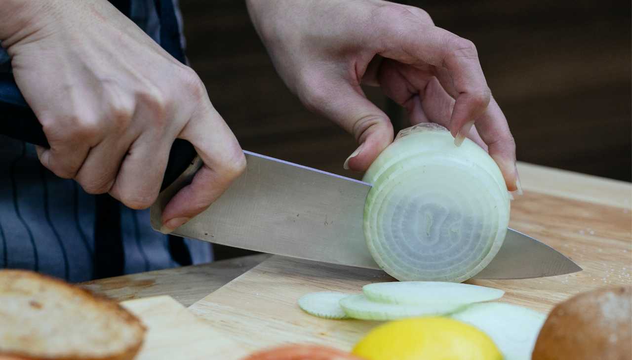 Tagliare la cipolla è uno stress: prova con il trucco della candela 