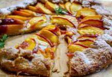 Torta croccante alle pesche senza impasto, senza uova, leggera e croccante, pronta in 15 minuti!