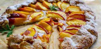 Torta croccante alle pesche senza impasto, senza uova, leggera e croccante, pronta in 15 minuti!