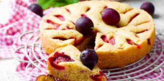 Torta magica alle prugne si prepara senza uova, burro e zucchero il dessert leggero che soddisfa l'esigenza di tutti