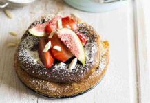 Tortine di mandorle e cannela con crema al cioccolato e frutta fresca 25072023 ricettasprint