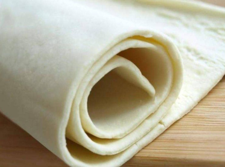 Con un foglio di pasta sfoglia, della mozzarella e dei pomodorini fai uno strudel pazzesco. Foto di ricettasprint