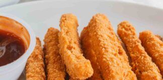 Bastoncini di carote fritte, croccanti e asciutte, e l'aperivito genuino con poche calorie è servito