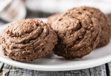 Biscotti al cacao e nocciole leggeri e invitanti per una pausa senza sensi di colpa