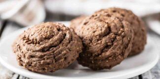 Biscotti al cacao e nocciole leggeri e invitanti per una pausa senza sensi di colpa