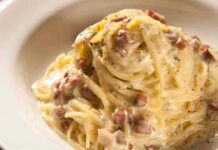Ristorante serve la carbonara con la pancetta a cubetti ed è caos