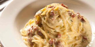 Ristorante serve la carbonara con la pancetta a cubetti ed è caos