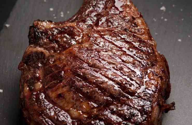 Come non fare attaccare la carne alla piastra durante la cottura