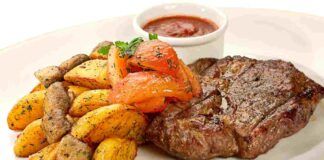 Carne e patate in padella per una cena veloce che non deluderà nessuno, prova e vedrai