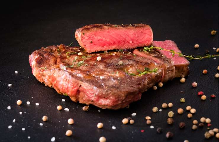 Come non fare attaccare la carne alla piastra durante la cottura