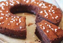 Ciambellone al cacao: sofficissimo come una nuvola, così non l’hai mai provato Ciambellone al cacao sofficissimo come una nuvola, così non l'hai mai provato