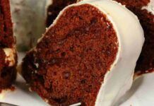 Ciambellone al fondente, ricoperto con glassa al cioccolato bianco e spacca!