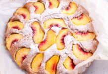 Con 2 pesche e 7 vasetti fai una torta meravigliosamente morbida e umida, servila come dessert