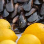 Limoni sui frutti di mare, serve anche a disinfettarli?