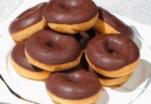 Donuts al cioccolato con solo 140 calorie, per una colazione da leoni provali con il latte